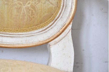 中古　アンティーク調　淡いイエローの張地とゴールドの装飾が華やかなチェア2脚セット　(R-091298)