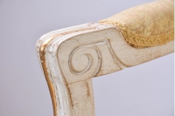 中古　アンティーク調　淡いイエローの張地とゴールドの装飾が華やかなチェア2脚セット　(R-091298)