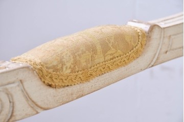 中古　アンティーク調　淡いイエローの張地とゴールドの装飾が華やかなチェア2脚セット　(R-091298)