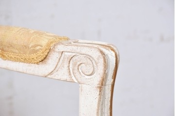 中古　アンティーク調　淡いイエローの張地とゴールドの装飾が華やかなチェア2脚セット　(R-091298)