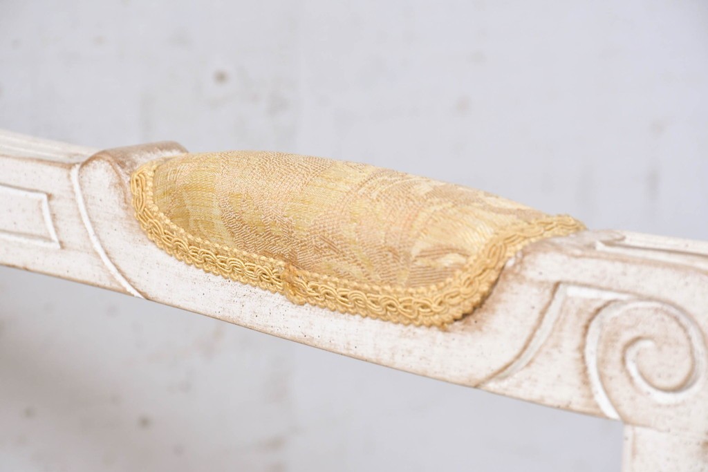 中古　アンティーク調　淡いイエローの張地とゴールドの装飾が華やかなチェア2脚セット　(R-091298)