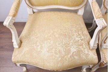 中古　アンティーク調　淡いイエローの張地とゴールドの装飾が華やかなチェア2脚セット　(R-091298)