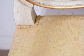 中古　アンティーク調　淡いイエローの張地とゴールドの装飾が華やかなチェア2脚セット　(R-091298)