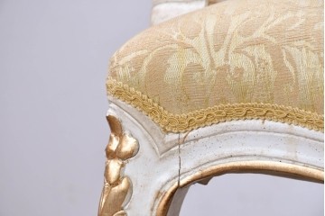中古　アンティーク調　淡いイエローの張地とゴールドの装飾が華やかなチェア2脚セット　(R-091298)