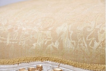 中古　アンティーク調　淡いイエローの張地とゴールドの装飾が華やかなチェア2脚セット　(R-091298)