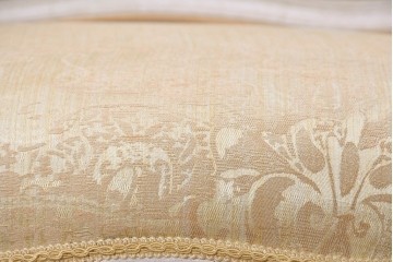 中古　アンティーク調　淡いイエローの張地とゴールドの装飾が華やかなチェア2脚セット　(R-091298)