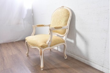 中古　アンティーク調　淡いイエローの張地とゴールドの装飾が華やかなチェア　(R-091299)