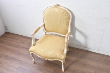 中古　アンティーク調　淡いイエローの張地とゴールドの装飾が華やかなチェア　(R-091299)