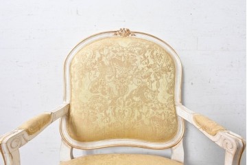 中古　アンティーク調　淡いイエローの張地とゴールドの装飾が華やかなチェア　(R-091299)