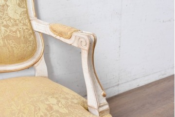 中古　アンティーク調　淡いイエローの張地とゴールドの装飾が華やかなチェア　(R-091299)