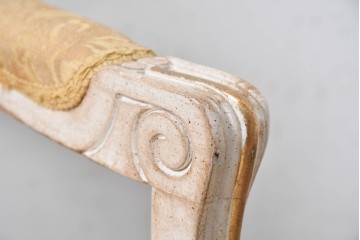 中古　アンティーク調　淡いイエローの張地とゴールドの装飾が華やかなチェア　(R-091299)