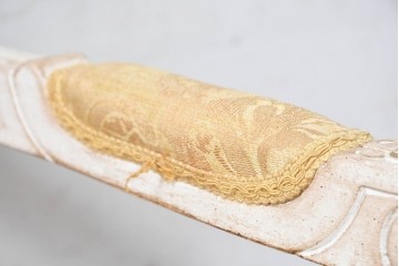 中古　アンティーク調　淡いイエローの張地とゴールドの装飾が華やかなチェア　(R-091299)