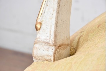 中古　アンティーク調　淡いイエローの張地とゴールドの装飾が華やかなチェア　(R-091299)