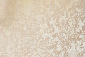中古　アンティーク調　淡いイエローの張地とゴールドの装飾が華やかなチェア　(R-091299)