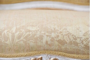 中古　アンティーク調　淡いイエローの張地とゴールドの装飾が華やかなチェア　(R-091299)