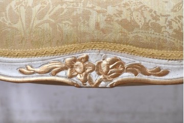中古　アンティーク調　淡いイエローの張地とゴールドの装飾が華やかなチェア　(R-091299)