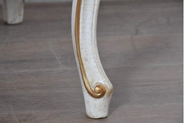 中古　アンティーク調　淡いイエローの張地とゴールドの装飾が華やかなチェア　(R-091299)