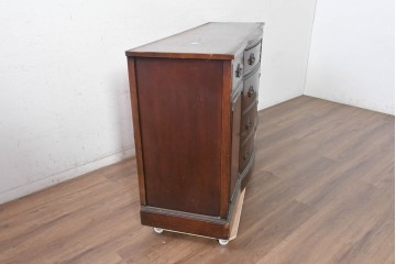 アメリカヴィンテージ　1970年頃　マホガニー材　クラシカルなデザインと豊富な収納が魅力の横長チェスト　(R-091300)