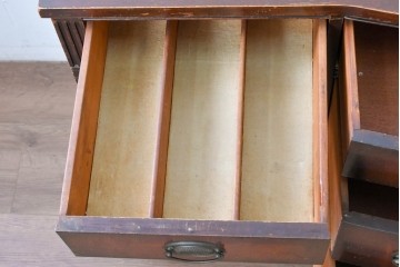 アメリカヴィンテージ　1970年頃　マホガニー材　クラシカルなデザインと豊富な収納が魅力の横長チェスト　(R-091300)