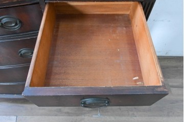 アメリカヴィンテージ　1970年頃　マホガニー材　クラシカルなデザインと豊富な収納が魅力の横長チェスト　(R-091300)