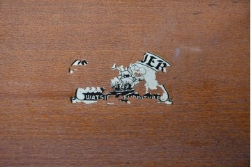 アメリカヴィンテージ　1970年頃　マホガニー材　クラシカルなデザインと豊富な収納が魅力の横長チェスト　(R-091300)