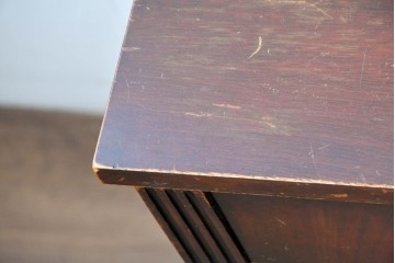 アメリカヴィンテージ　1970年頃　マホガニー材　クラシカルなデザインと豊富な収納が魅力の横長チェスト　(R-091300)