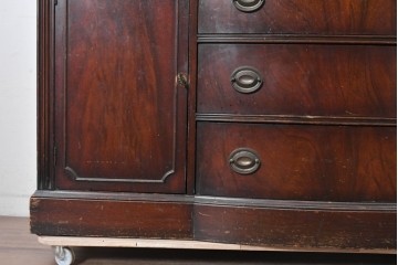 アメリカヴィンテージ　1970年頃　マホガニー材　クラシカルなデザインと豊富な収納が魅力の横長チェスト　(R-091300)