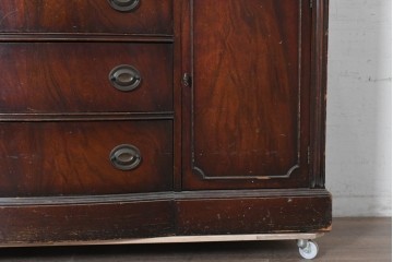 アメリカヴィンテージ　1970年頃　マホガニー材　クラシカルなデザインと豊富な収納が魅力の横長チェスト　(R-091300)