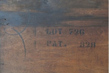 アメリカヴィンテージ　1970年頃　マホガニー材　クラシカルなデザインと豊富な収納が魅力の横長チェスト　(R-091300)
