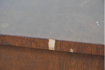 アメリカアンティーク　1900年から1910年頃　John Widdicomb Company(ジョン・ウィディコム社)　マホガニー材　サイドボードのような脚付きワイドチェスト 　(R-091301)