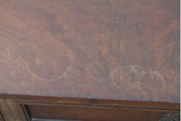 アメリカアンティーク　1900年から1910年頃　John Widdicomb Company(ジョン・ウィディコム社)　マホガニー材　サイドボードのような脚付きワイドチェスト 　(R-091301)