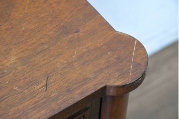 アメリカアンティーク　1900年から1910年頃　John Widdicomb Company(ジョン・ウィディコム社)　マホガニー材　サイドボードのような脚付きワイドチェスト 　(R-091301)