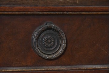 アメリカアンティーク　1900年から1910年頃　John Widdicomb Company(ジョン・ウィディコム社)　マホガニー材　サイドボードのような脚付きワイドチェスト 　(R-091301)