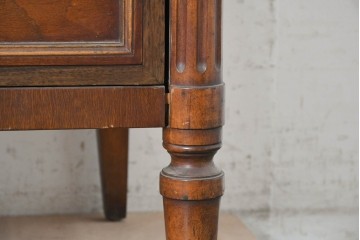 アメリカアンティーク　1900年から1910年頃　John Widdicomb Company(ジョン・ウィディコム社)　マホガニー材　サイドボードのような脚付きワイドチェスト 　(R-091301)