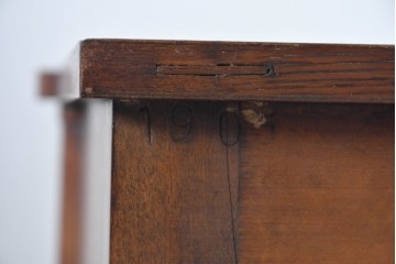 アメリカアンティーク　1900年から1910年頃　John Widdicomb Company(ジョン・ウィディコム社)　マホガニー材　サイドボードのような脚付きワイドチェスト 　(R-091301)