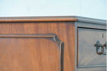 イギリスヴィンテージ　1960年から1970年頃　マホガニー材　美しい木目と8杯の引き出しが特徴のファイルチェスト　(R-091302)