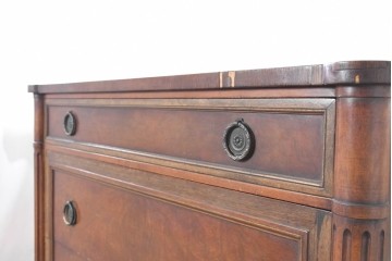 アメリカアンティーク　1900年から1910年頃　John Widdicomb Company(ジョン・ウィディコム社)　マホガニー材　すらりとした脚と端正な装飾が美しいチェスト　(R-091303)