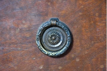 アメリカアンティーク　1900年から1910年頃　John Widdicomb Company(ジョン・ウィディコム社)　マホガニー材　すらりとした脚と端正な装飾が美しいチェスト　(R-091303)