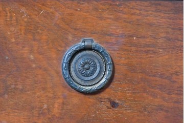アメリカアンティーク　1900年から1910年頃　John Widdicomb Company(ジョン・ウィディコム社)　マホガニー材　すらりとした脚と端正な装飾が美しいチェスト　(R-091303)