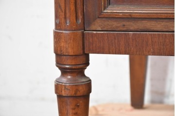アメリカアンティーク　1900年から1910年頃　John Widdicomb Company(ジョン・ウィディコム社)　マホガニー材　すらりとした脚と端正な装飾が美しいチェスト　(R-091303)