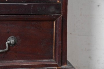 アジアンヴィンテージ　1970年から1980年頃　アンティーク調　深みのある赤褐色が格調高い小ぶりなチェスト　(R-091304)