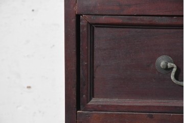 アジアンヴィンテージ　1970年から1980年頃　アンティーク調　深みのある赤褐色が格調高い小ぶりなチェスト　(R-091305)