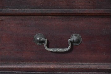 アジアンヴィンテージ　1970年から1980年頃　アンティーク調　深みのある赤褐色が格調高い小ぶりなチェスト　(R-091305)