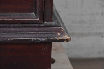 アジアンヴィンテージ　1970年から1980年頃　アンティーク調　深みのある赤褐色が格調高い小ぶりなチェスト　(R-091305)