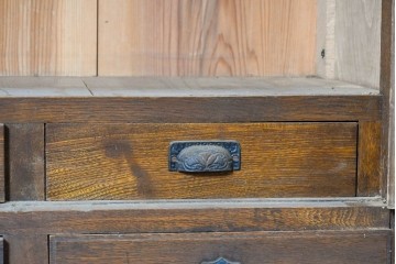 和製アンティーク　昭和初期　金具の意匠が趣深い両開き扉の本箱　(R-091306)