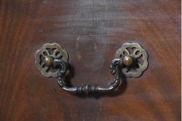 イギリスアンティーク　1900年頃　マホガニー材　ブラッシングスライド付き　波打つような前面がお洒落なチェストオンチェスト　(R-091308)