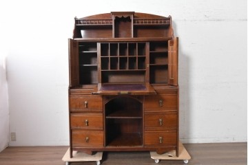 イギリスアンティーク　1910年頃　T.B. & W. COCKAYNE　マホガニー材　花の彫刻と豊富な収納を備えたビューロー付きキャビネット　(R-091309)