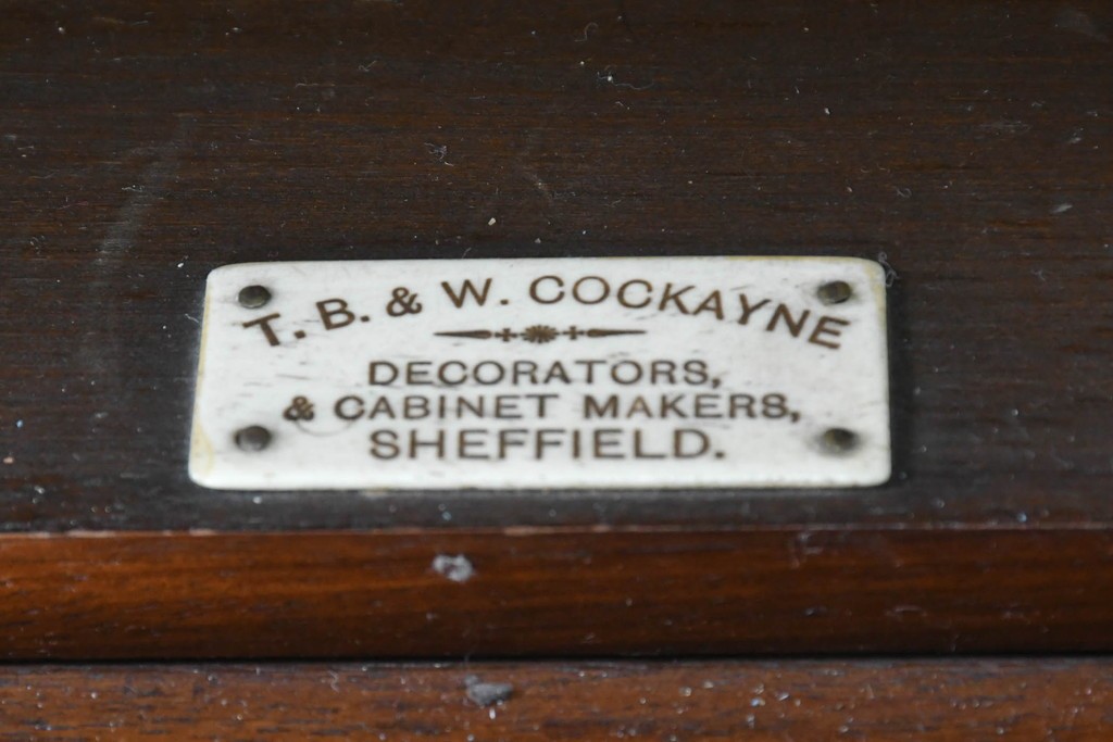 イギリスアンティーク　1910年頃　T.B. & W. COCKAYNE　マホガニー材　花の彫刻と豊富な収納を備えたビューロー付きキャビネット　(R-091309)