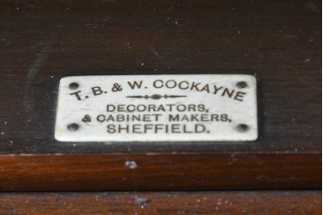 イギリスアンティーク　1910年頃　T.B. & W. COCKAYNE　マホガニー材　花の彫刻と豊富な収納を備えたビューロー付きキャビネット　(R-091309)