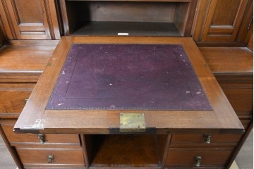 イギリスアンティーク　1910年頃　T.B. & W. COCKAYNE　マホガニー材　花の彫刻と豊富な収納を備えたビューロー付きキャビネット　(R-091309)